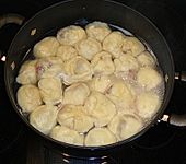 Pflaumenkn&ouml;del aus Hefeteig (Bild)