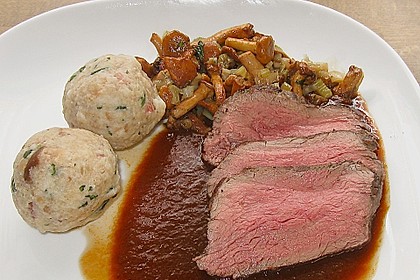 Hirschrücken, NT gegart, mit Pfifferlingen und Lauchzwiebeln 1