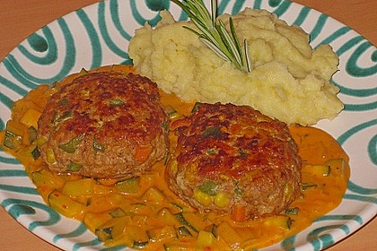 Bunte Hacklaibchen in Zucchinisauce