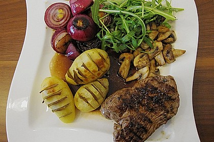Gegrilltes Kr&auml;utersteak mit eingelegten Zwiebeln und Rucola