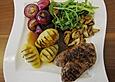 Gegrilltes Kr&auml;utersteak mit eingelegten Zwiebeln und Rucola