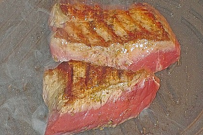 Gegrilltes Kr&auml;utersteak mit eingelegten Zwiebeln und Rucola 1