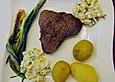Gew&uuml;rzte Steaks mit Jungzwiebeln und Mais-Relish