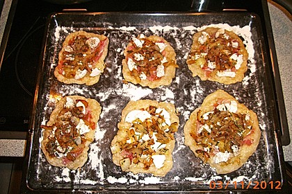 Bl&auml;tterteigteilchen mit Ziegenk&auml;se, Bacon, Rosmarin und Honig 1