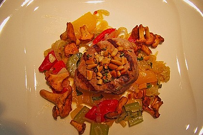 Schweinemedaillons mit Gem&uuml;se-Pfifferling-Salat