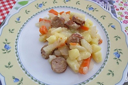Kohlrabi-Karotten Topf mit Bratwurst