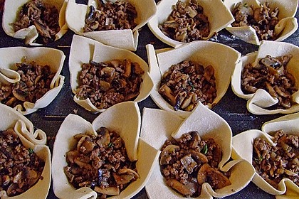 Bl&auml;tterteigmuffins mit Lamm-Champignonf&uuml;llung 1