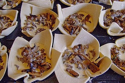 Bl&auml;tterteigmuffins mit Lamm-Champignonf&uuml;llung 2