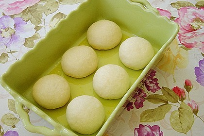 Buchteln mit Marmeladenfüllung und Vanillesoße 17