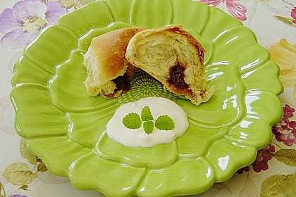 Buchteln mit Marmeladenfüllung und Vanillesoße 9