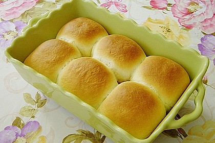 Buchteln mit Marmeladenfüllung und Vanillesoße 4