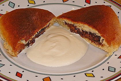 Buchteln mit Marmeladenfüllung und Vanillesoße 1