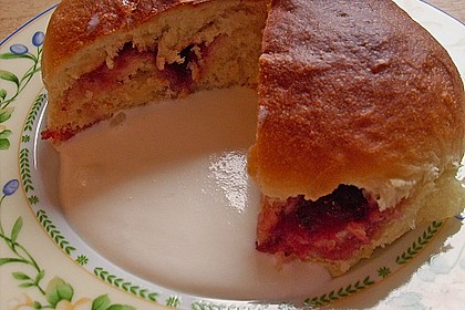 Buchteln mit Marmeladenfüllung und Vanillesoße 13