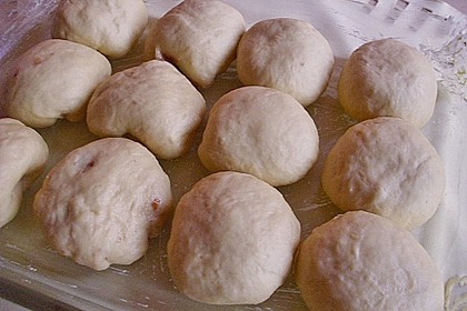 Buchteln mit Marmeladenfüllung und Vanillesoße 18