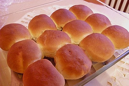 Buchteln mit Marmeladenfüllung und Vanillesoße 10