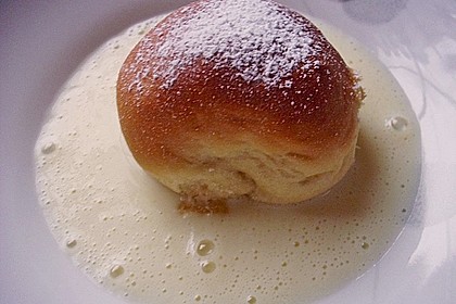 Buchteln mit Marmeladenfüllung und Vanillesoße 16