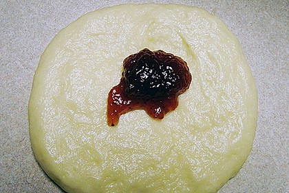 Buchteln mit Marmeladenfüllung und Vanillesoße 20