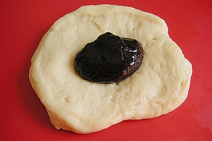 Buchteln mit Marmeladenfüllung und Vanillesoße 21