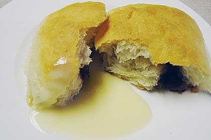 Buchteln mit Marmeladenfüllung und Vanillesoße 12