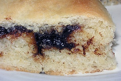 Buchteln mit Marmeladenfüllung und Vanillesoße 14