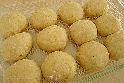 Buchteln mit Marmeladenfüllung und Vanillesoße 19