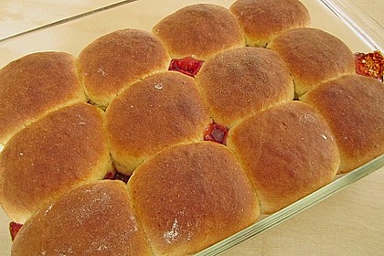 Buchteln mit Marmeladenfüllung und Vanillesoße 2
