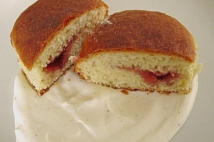 Buchteln mit Marmeladenfüllung und Vanillesoße 8