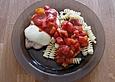 &Uuml;berbackene Putenschnitzel vom Grill mit scharfer Tomatenso&szlig;e