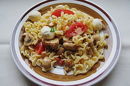 Lauwarmer Nudelsalat mit Mozzarella 1