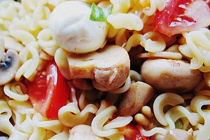 Lauwarmer Nudelsalat mit Mozzarella 7