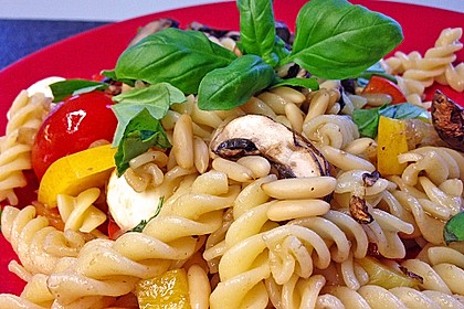 Lauwarmer Nudelsalat mit Mozzarella 6