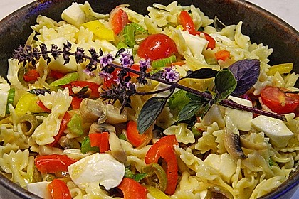 Lauwarmer Nudelsalat mit Mozzarella 3