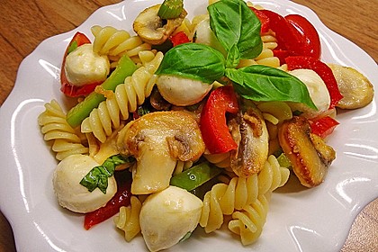 Lauwarmer Nudelsalat mit Mozzarella 4