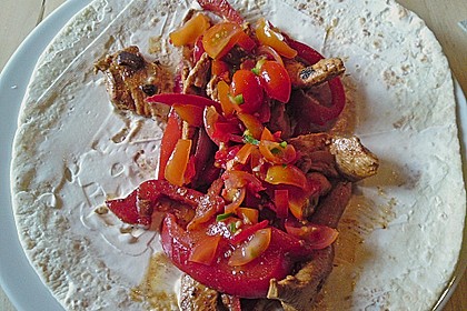 H&auml;hnchen-Paprika-Wraps mit frischer Salsa 1