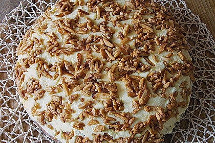 Aprikosen-Paradiescreme-Kuchen mit Knuspermandeldecke