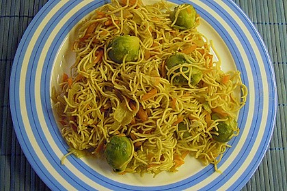Karotten und Rosenkohl mit Mie-Nudeln
