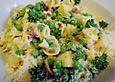 Pasta mit Speck-Erbsensauce und Parmesan