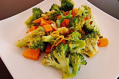 Gebratenes Brokkoli-S&uuml;sskartoffel-Karotten Gem&uuml;se aus dem Wok