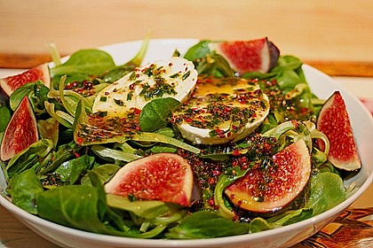 Marinierter B&uuml;ffelmozzarella auf Feldsalat mit Feigen