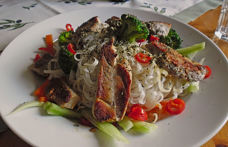 Pikanter vietnamesischer Nudelsalat mit Gurken und Möhren (Rezept mit ...