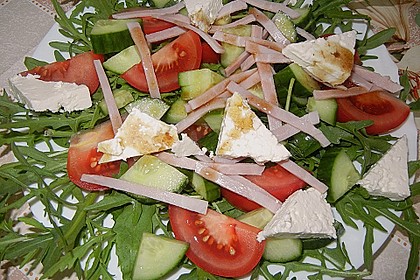 Rucolaplatte mit Tomaten und Gurken mit Balsamicodressing 1