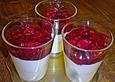 Buttermilchcreme mit roter Gr&uuml;tze