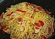 Spaghetti mit gebratener Gefl&uuml;gelwurst, Ei und Zwiebel