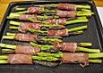 Gr&uuml;ner Spargel im Serranomantel