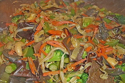 Wok-Gem&uuml;sepfanne mit Nudeln