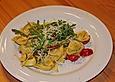 Ricotta-Tortellini mit Rucola, Tomaten und Pinienkernen