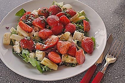 Lauwarmer Spargelsalat mit Feta-K&auml;se und Erdbeeren