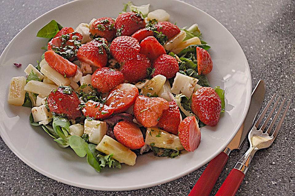 Lauwarmer Spargelsalat mit Feta-Käse und Erdbeeren (Rezept mit Bild ...