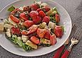 Lauwarmer Spargelsalat mit Feta-K&auml;se und Erdbeeren