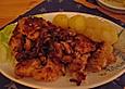Gebackene Karpfenmilch mit Apfelmus und Zwiebelringen